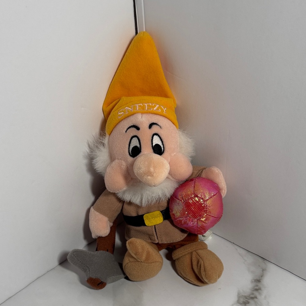 Disney Snow White and the 7 dwarf with gem. Sneezy.  NWOT
